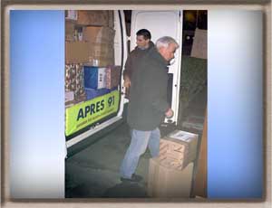 Chargement des camionnettes.<br>Mercredi 27 novembre 2002