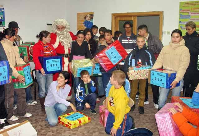 Nous avons la joie de remettre les colis aux enfants des Centres de Placement