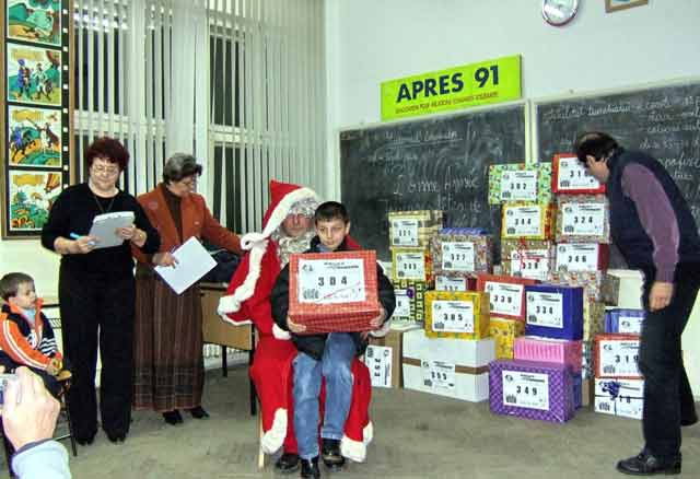 Distribution des colis  l'coles Eliade