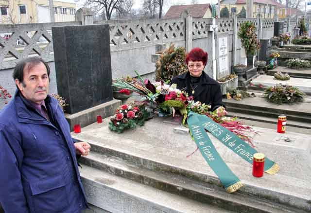 Dpt de gerbe sur la tombe de Valer BASTI