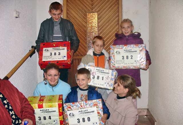 Remise des colis aux enfants de la rue