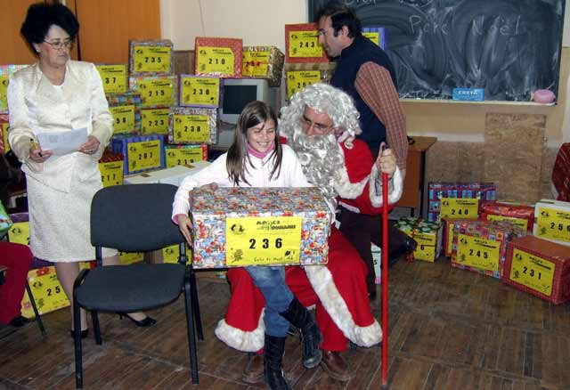 Distribution des colis  l'cole N39 de CRAIOVA
