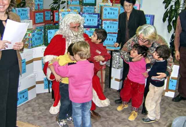 Nous avons la joie de remettre les colis aux enfants des Centres de Placement