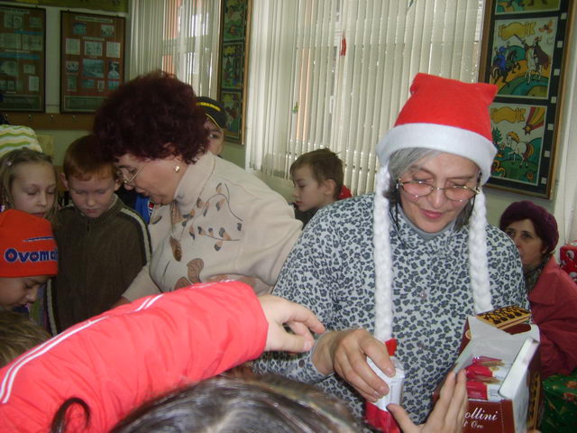 Distribution dans l'cole Eliade.