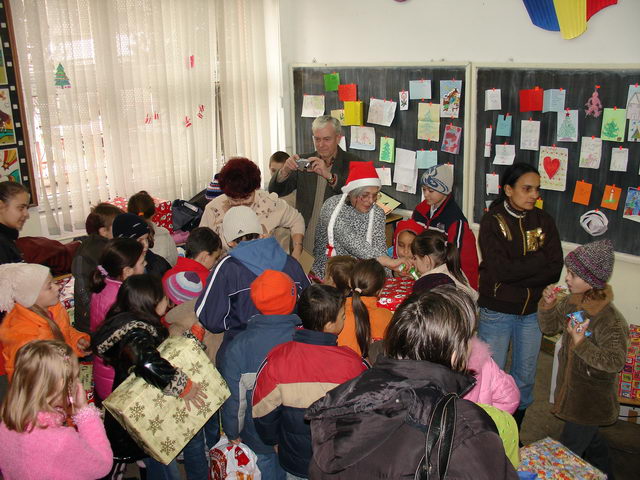 Distribution dans l'cole Eliade.