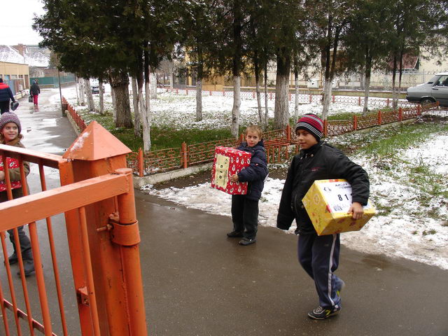 Distribution dans l'cole Eliade.