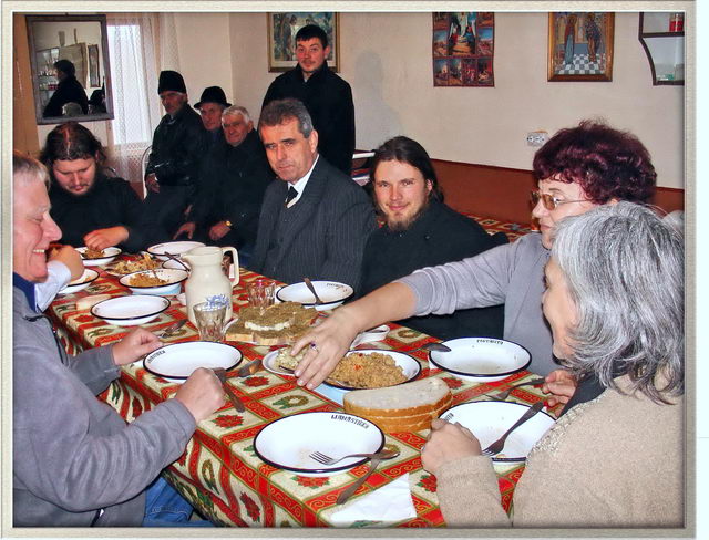 Mission termine, nous profitons du dimanche pour visiter un monastre o nous sommes invits  partager le repas.