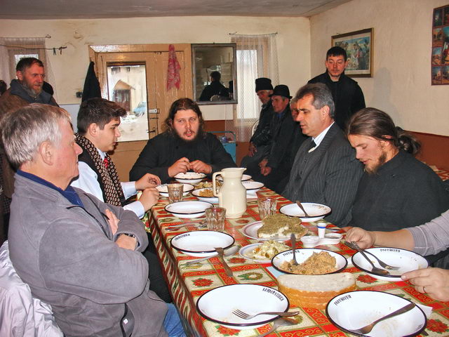 Mission termine, nous profitons du dimanche pour visiter un monastre o nous sommes invits  partager le repas.