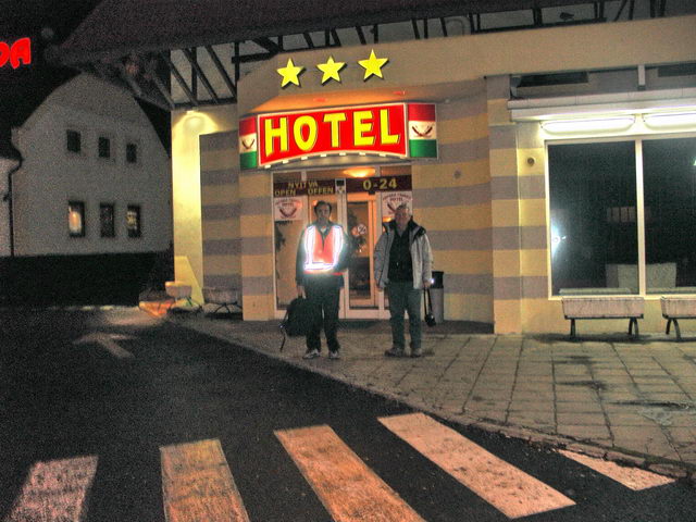 Suite  la panne de carburant en Autriche le soir  11km du Paprika, Franois pose avec son gilet pour la photo. Souvenir, souvenir...