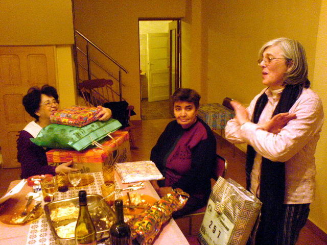 Notre famille d'acceuil et correspondante Daniela charge de cadeaux.