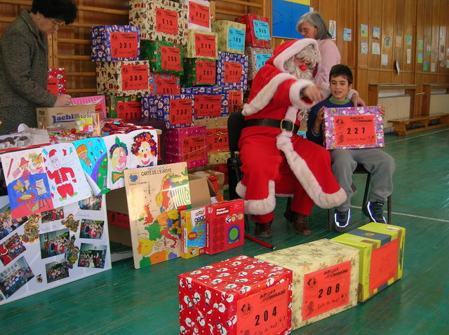 Distribution des colis cadeaux.