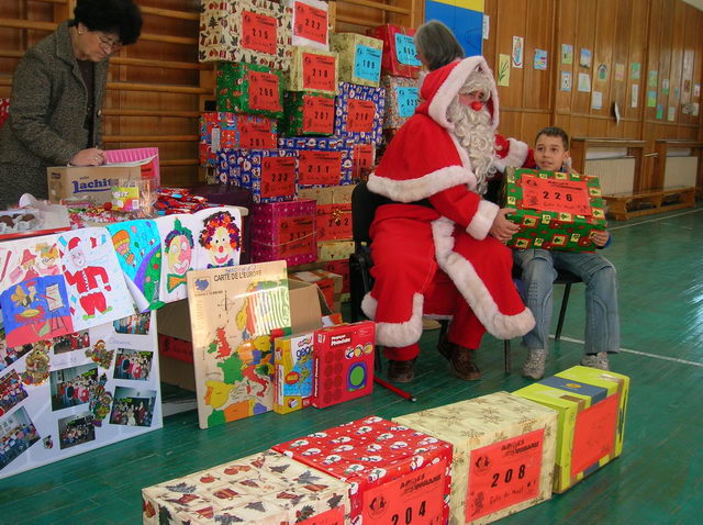 Distribution des colis cadeaux.