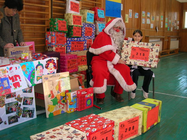 Distribution des colis cadeaux.