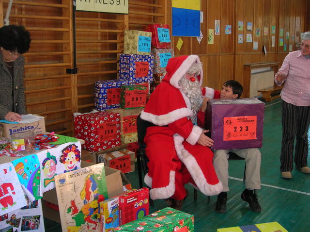 Distribution des colis cadeaux.