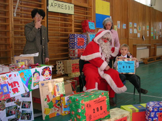 Distribution des colis cadeaux.