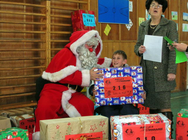 Distribution des colis cadeaux.