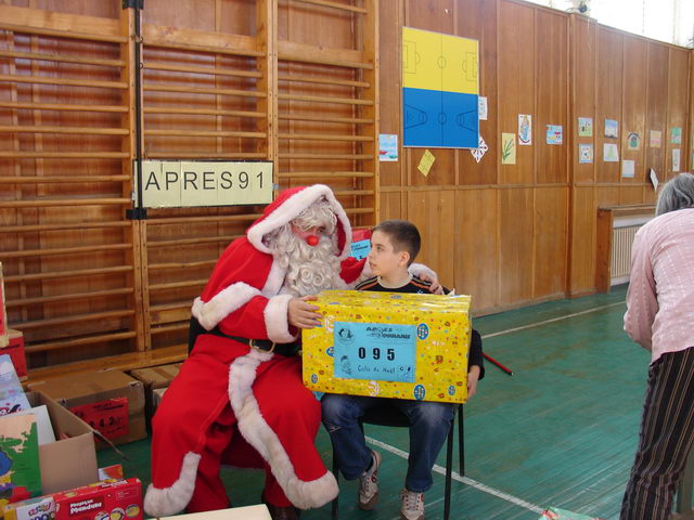 Distribution des colis cadeaux.