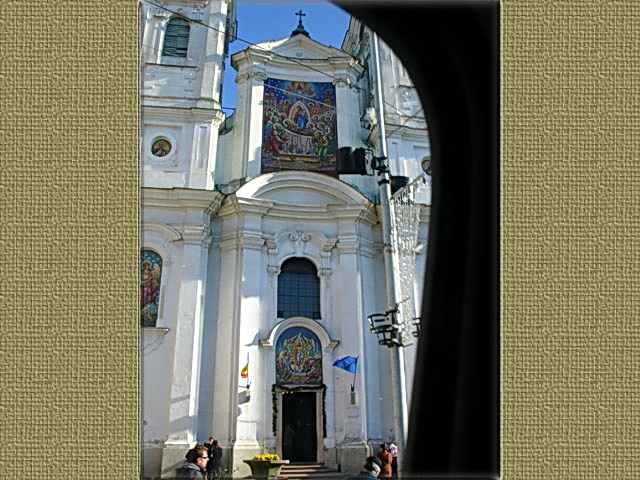 Les dcors d'une belle glise orthodoxe attirent mon regard.