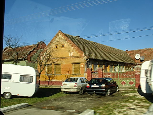 Un petit clin d'oeil : premier village o on voit des caravanes.