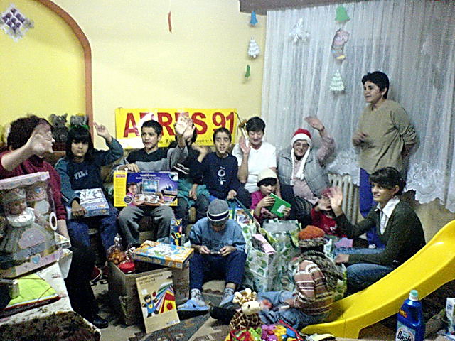 Les enfants de la Casa Felicia saluent leurs amis franais qui les gtent chaque anne