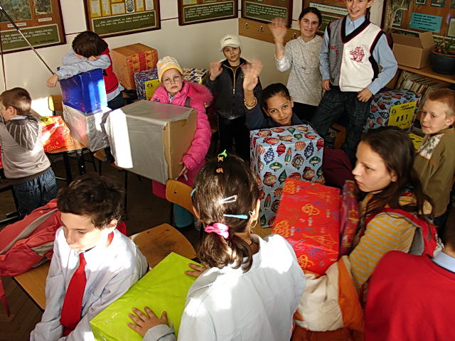 Certains enfants ont dj reu leur colis, d'autres attendent leur tour!