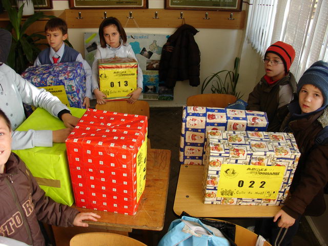 Certains enfants ont dj reu leur colis, d'autres attendent leur tour!