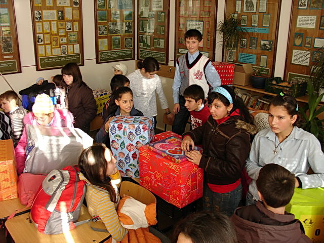 A l'cole Eliade, les enfants gardent prcieusement leur colis!