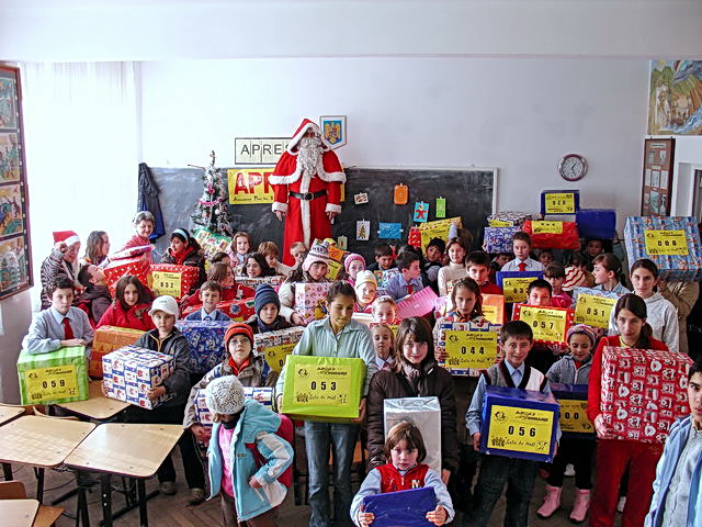 Les enfants de l'cole Eliade posent avec le Pre Nol et leur colis.