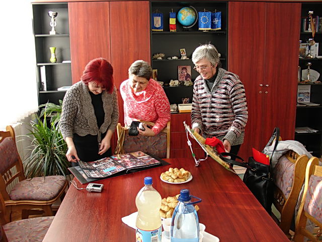 Rodica, Mariana, franois et Marie-Paule  l'cole Eliade.