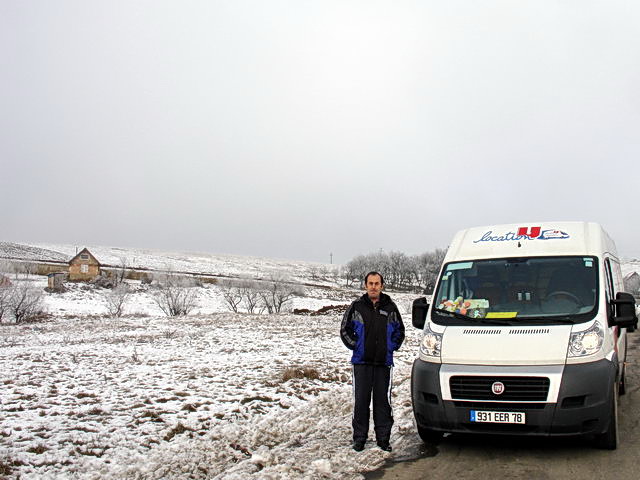 La neige est tombe, il fait froid et sec sur la route des Carpates!