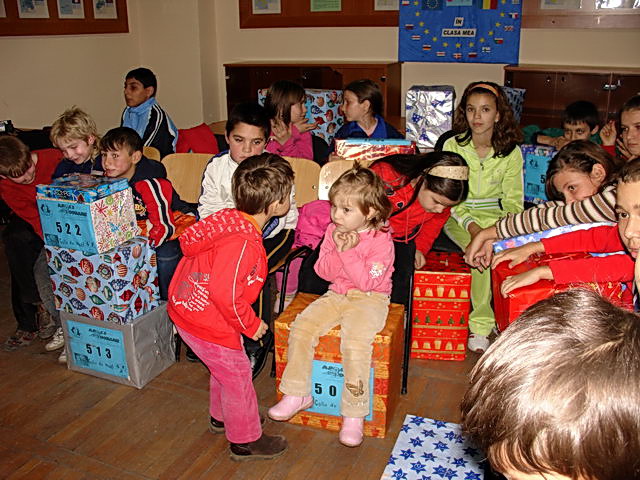 Les premiers enfants de l'cole Balescu ont reu leur colis.