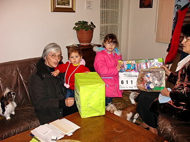  A CRAIOVA, les petites Maria et Miranda dcouvrent leur colis.