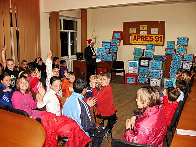  Les enfants de l'cole BALESCU sont heureux de vous souhaiter un Joyeux Nol!