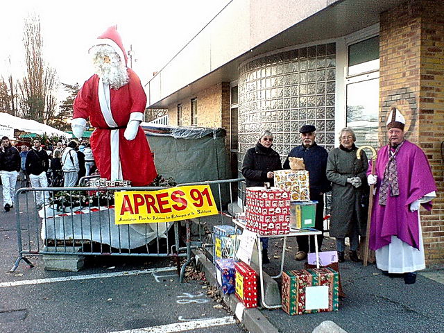 Rception des premiers colis sur le march de Nol de Bondoufle.