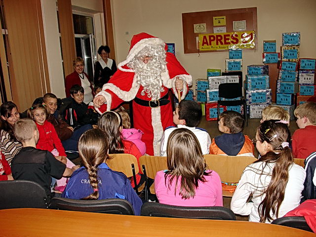 Le Pre Nol dit bonjour aux enfants en leur serrant les mains.