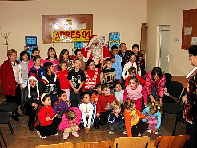 Les enfants entourent le Pre Nol pour la photo-souvenir.