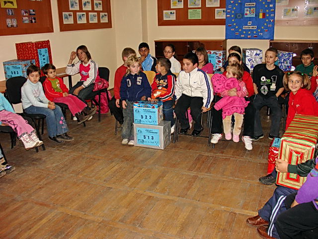 Les enfants attendent patiemment que leurs camarades aient reu leur cadeau.