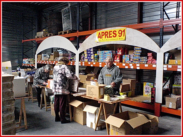 L'espace de l'entrept des Cafs de l'Orge permet de trier les jeux et jouets achets.