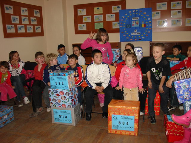 Les enfants attendent patiemment la fin de la distribution.