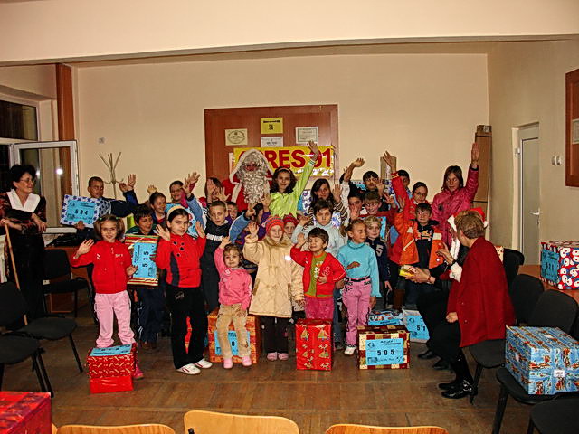 Chacun a reu son cadeau ; les enfants vous remercient en saluant!