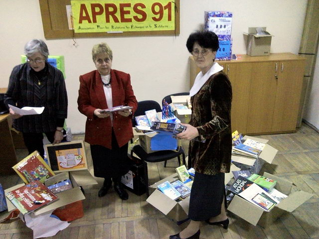 Tania et Daniela reoivent les colis collectifs pour les classes.