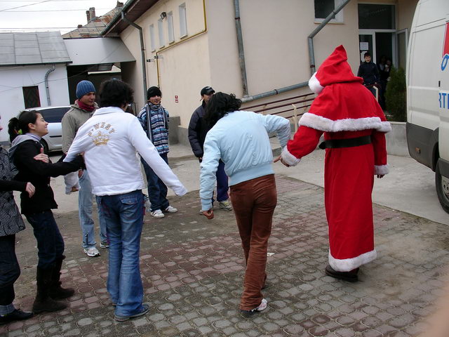 Le Pre Nol Octavian entame une danse avec les grands de la Protection de l'Enfance.