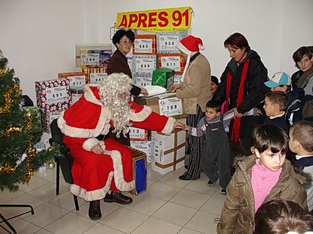  Nicolae, Alexandra, Elina et Denisa reoivent les colis que vous avez confectionn pour eux.