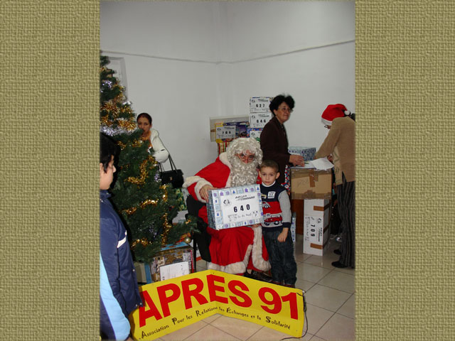  Nicolae, Alexandra, Elina et Denisa reoivent les colis que vous avez confectionn pour eux.