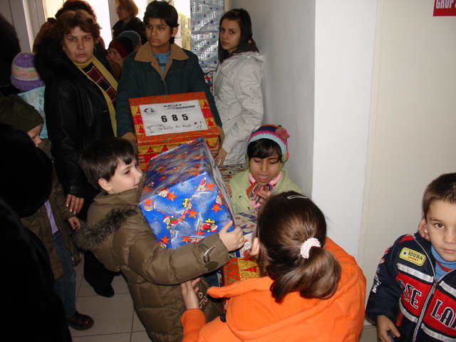  Nicolae, Alexandra, Elina et Denisa reoivent les colis que vous avez confectionn pour eux.