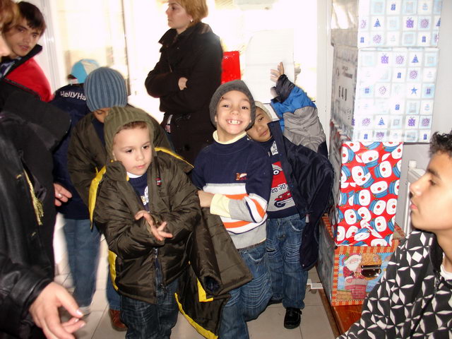  Nicolae, Alexandra, Elina et Denisa reoivent les colis que vous avez confectionn pour eux.