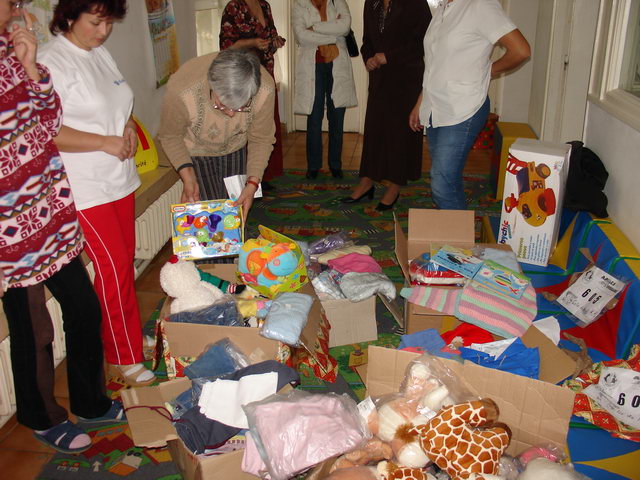 Le personnel dcouvre la layette et les jouets d'veil.