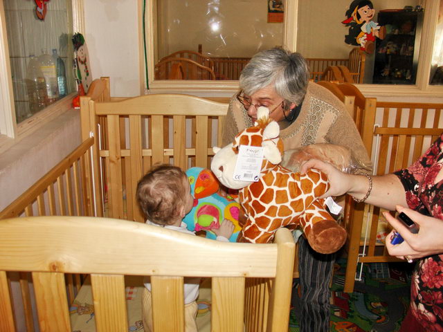 Les yeux de cette petite fille se sont carquills  la vue de la girafe et de la vache d'veil.