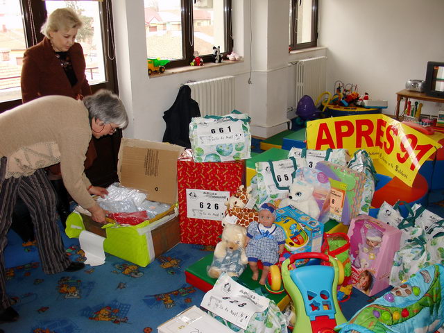 Au CPS n6, la Directrice dcouvre les ouvrages de nos tricoteuses et les jouets collectifs.