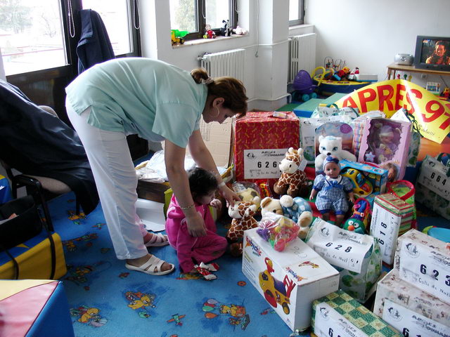 Des colis individuels ont t confectionns avec soin pour ces enfants ; Valentina va dcouvrir le sien.